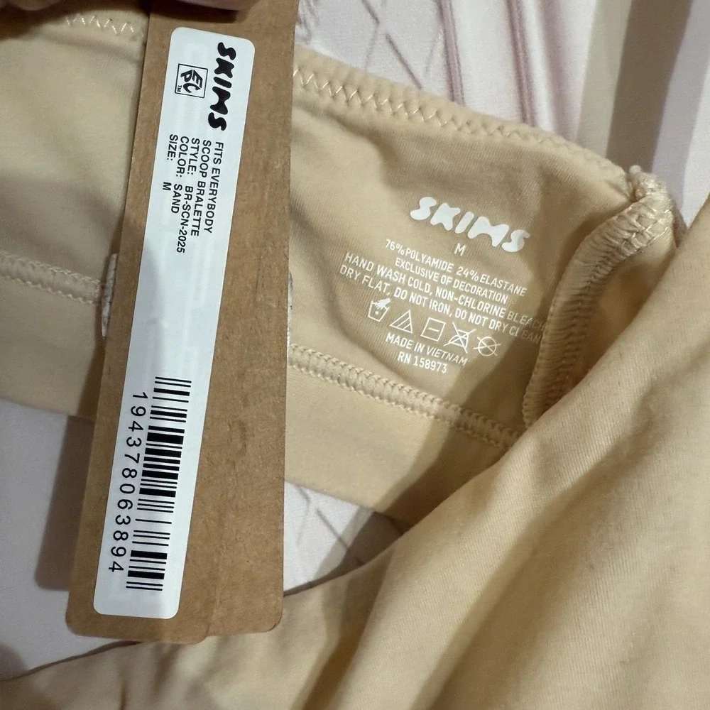 SKIMS Fits Everybody Scoop Neck Bralette Bra Size Medium In Sand NWT - Picture 2 of 6